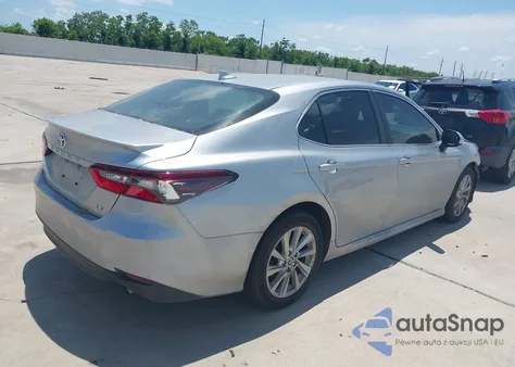 2022 Toyota Camry Le z USA, uszkodzony, nr VIN 4T1C11AK0NU627812